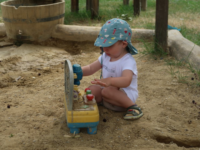 Nils am Spielplatz in der &Ouml;stlichen Scheunenstra&szlig;e in Gerasdorf (4. Juli)