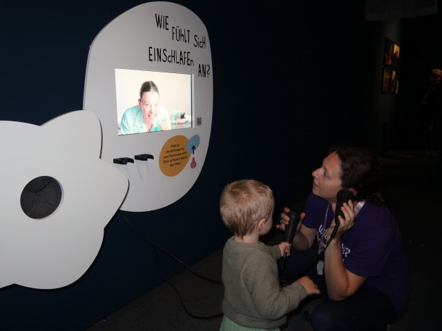 Nils und Sabine in der Ausstellung 'Tr&auml;ume ... tr&auml;umen'