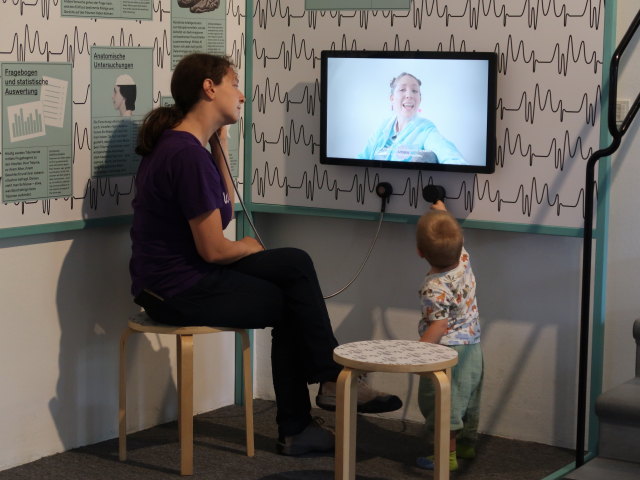 Sabine und Nils in der Ausstellung 'Tr&auml;ume ... tr&auml;umen'