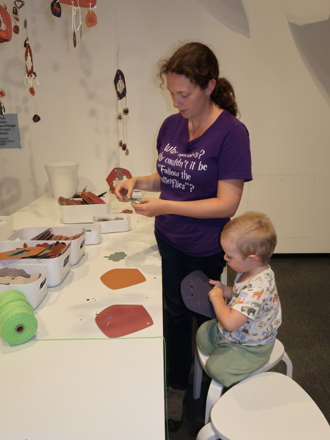 Sabine und Nils in der Ausstellung 'Tr&auml;ume ... tr&auml;umen'
