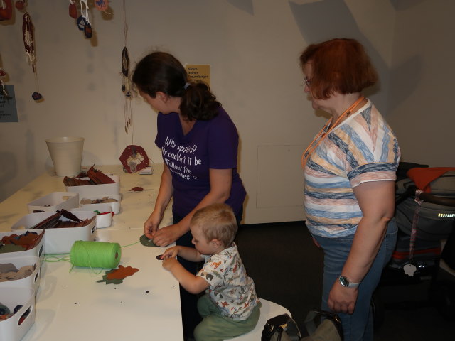 Sabine, Nils und Brigitte in der Ausstellung 'Tr&auml;ume ... tr&auml;umen'
