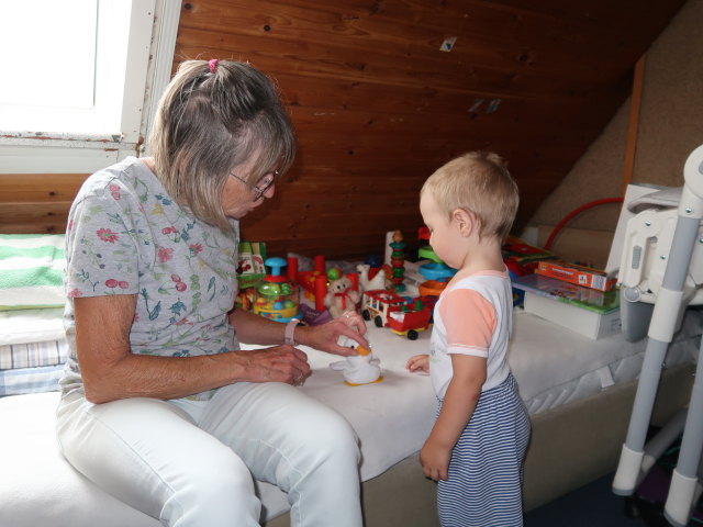 Mama und Nils im Haus meiner Eltern (4. Aug.)