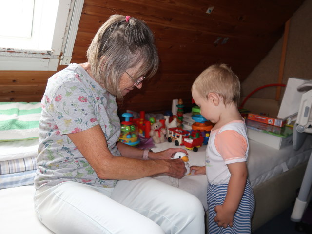 Mama und Nils im Haus meiner Eltern (4. Aug.)