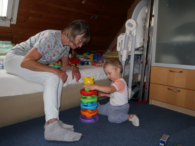 Mama und Nils im Haus meiner Eltern (4. Aug.)