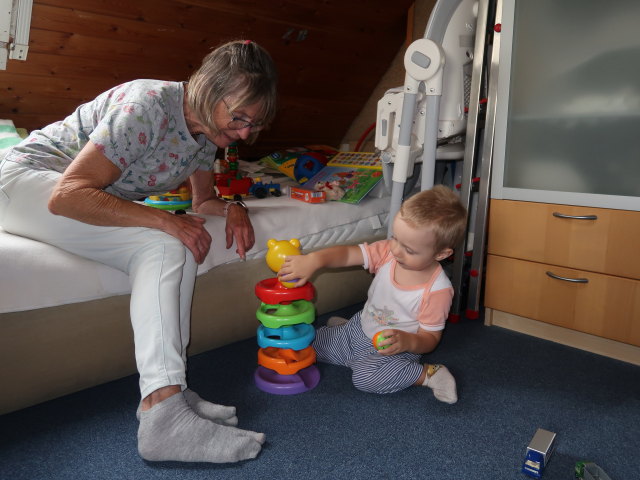 Mama und Nils im Haus meiner Eltern (4. Aug.)
