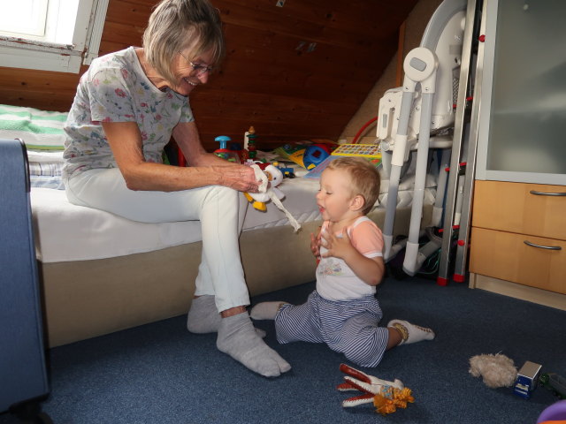Mama und Nils im Haus meiner Eltern (4. Aug.)