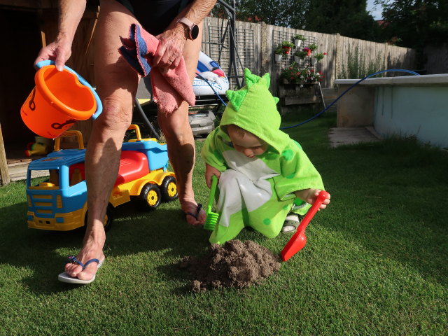 Mama und Nils im Garten meiner Eltern (5. Aug.)