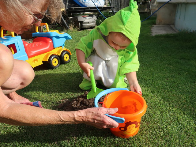 Mama und Nils im Garten meiner Eltern (5. Aug.)