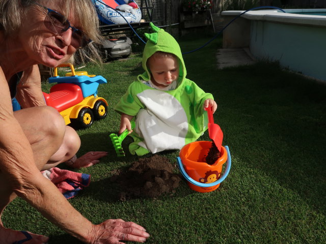 Mama und Nils im Garten meiner Eltern (5. Aug.)