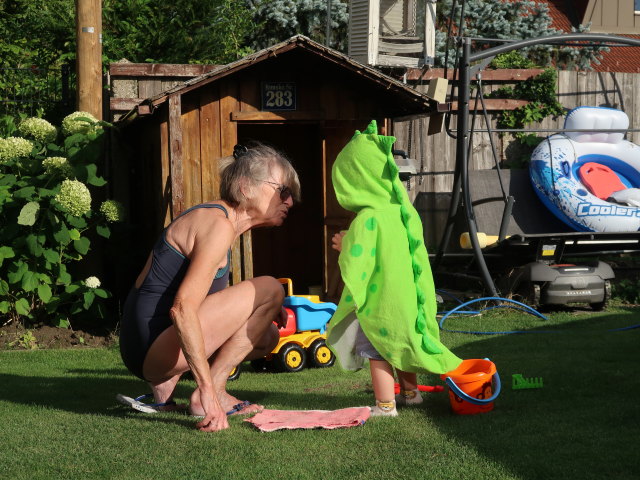 Mama und Nils im Garten meiner Eltern (5. Aug.)