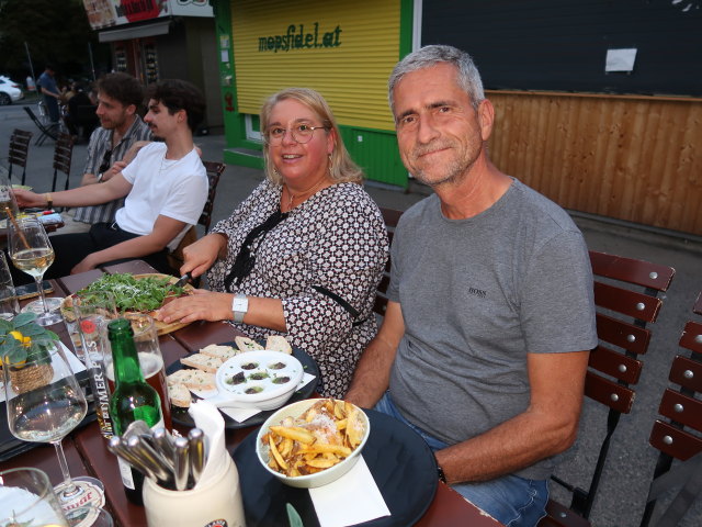 Doris und Friedrich im Markt.Gr&auml;tzL