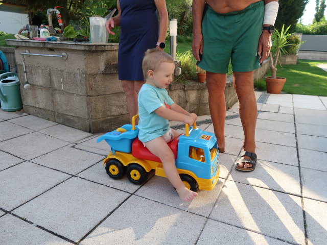 Mama, Nils und Papa im Garten meiner Eltern