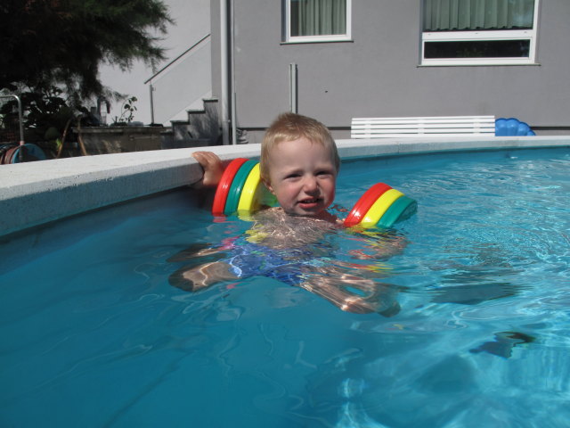 Nils im Schwimmbecken meiner Eltern