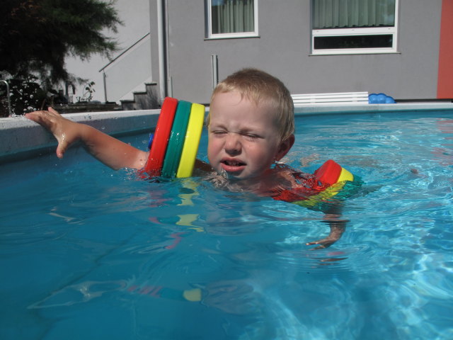 Nils im Schwimmbecken meiner Eltern