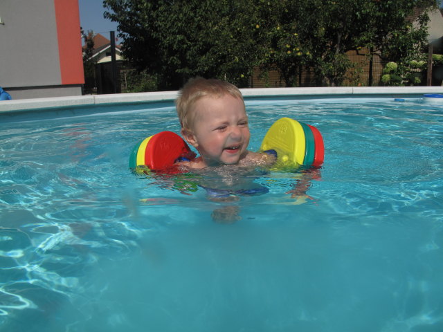 Nils im Schwimmbecken meiner Eltern
