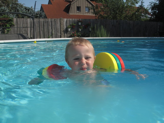 Nils im Schwimmbecken meiner Eltern