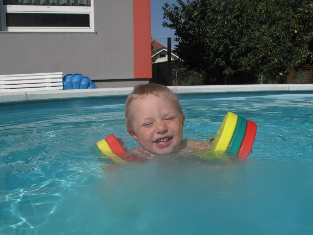 Nils im Schwimmbecken meiner Eltern