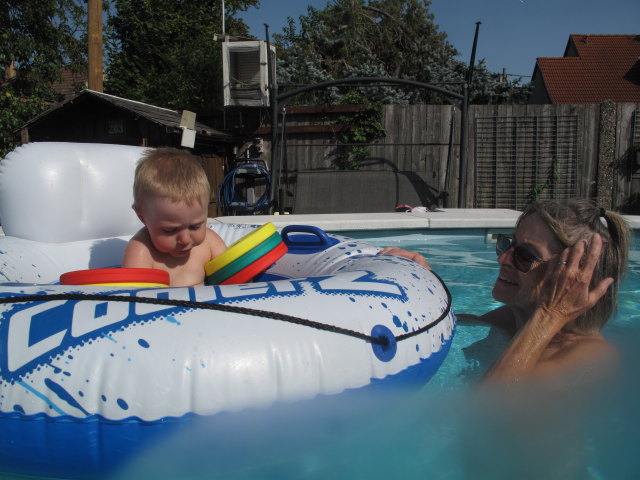 Nils und Mama im Schwimmbecken meiner Eltern