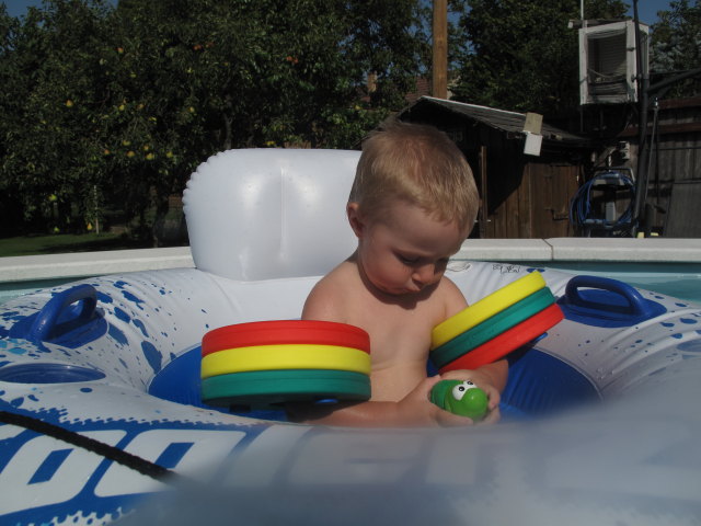 Nils im Schwimmbecken meiner Eltern