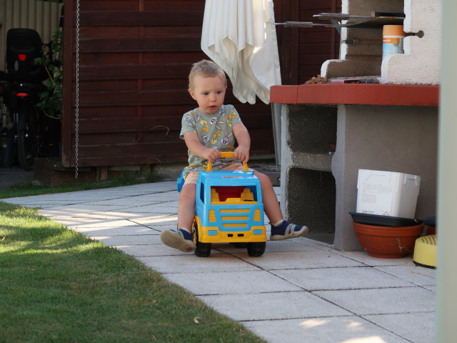 Nils im Garten meiner Eltern