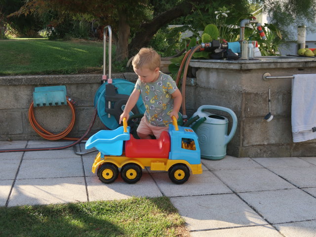 Nils im Garten meiner Eltern