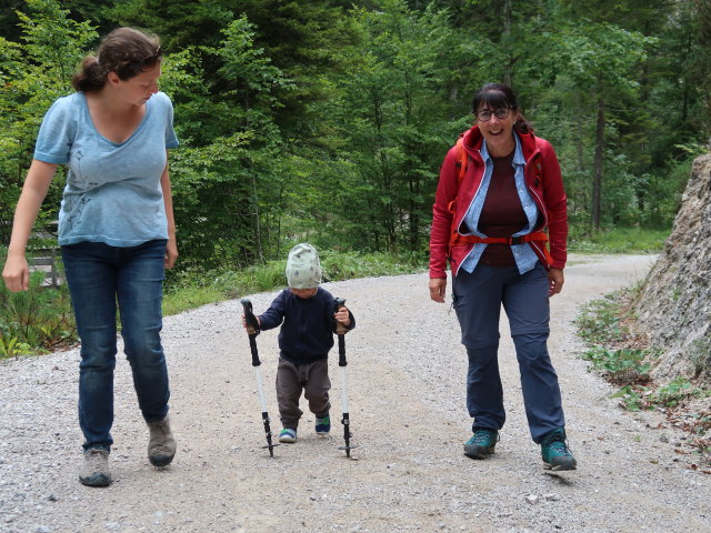 Sabine, Nils und Ulrike im Kaisertal zwischen Brandenberger Bach und B&auml;rentalbach (23. Aug.)