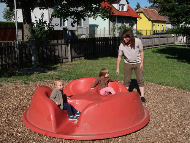 Nils, Ella und Hannelore am Spielplatz H&ouml;flein