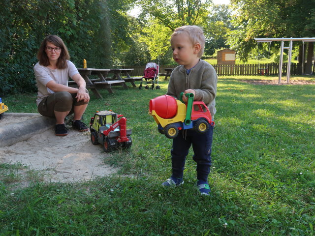 Hannelore und Nils am Spielplatz H&ouml;flein
