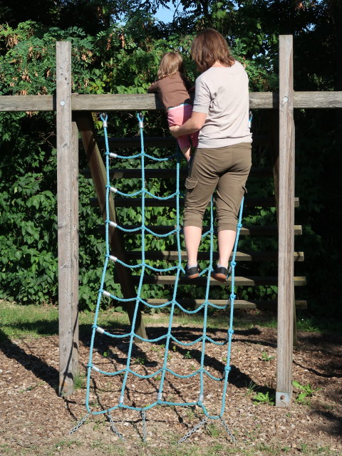 Ella und Hannelore am Spielplatz H&ouml;flein