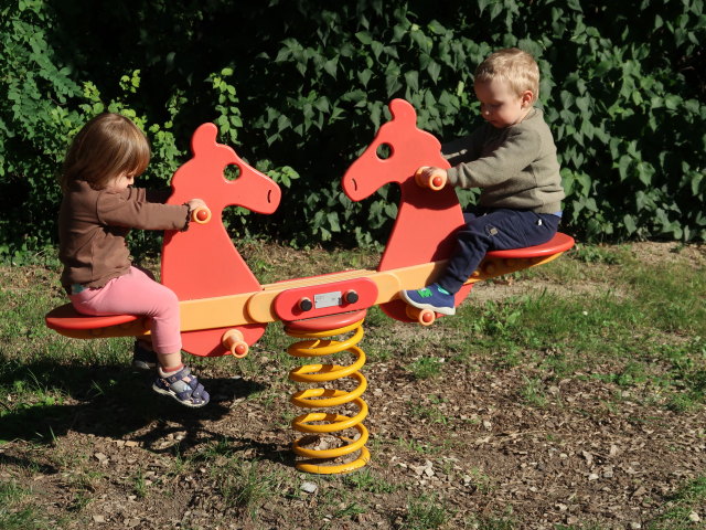 Ella und Nils am Spielplatz H&ouml;flein