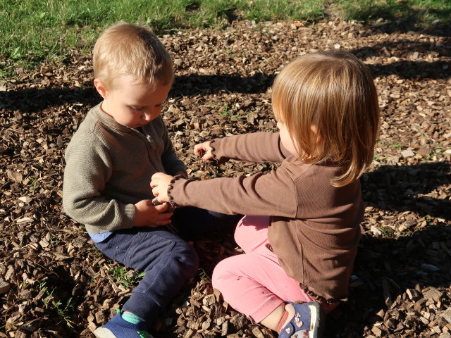 Nils und Ella am Spielplatz H&ouml;flein