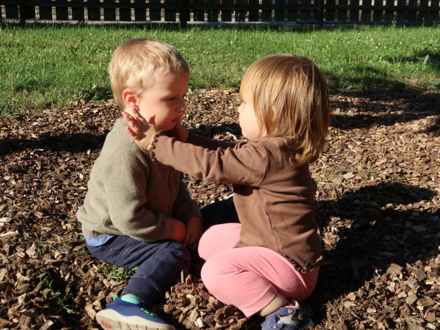 Nils und Ella am Spielplatz H&ouml;flein