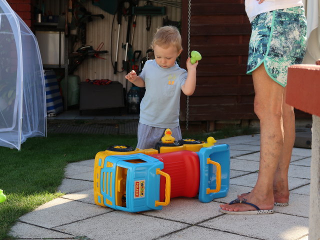 Nils und Mama im Garten meiner Eltern (1. Sep.)