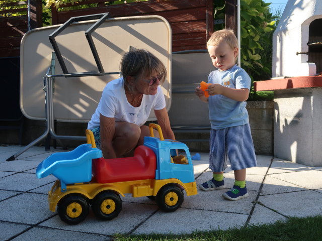 Mama und Nils im Garten meiner Eltern (1. Sep.)
