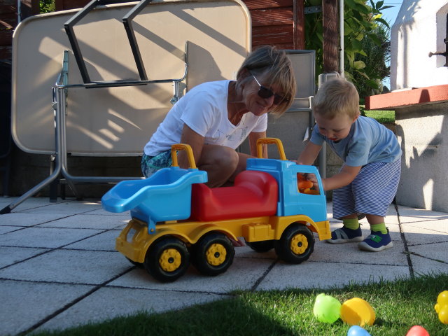 Mama und Nils im Garten meiner Eltern (1. Sep.)
