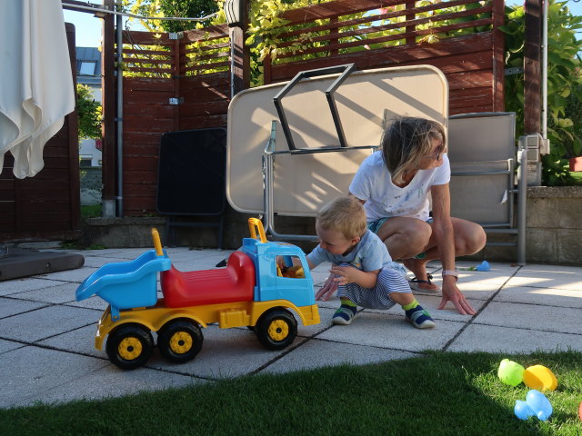Nils und Mama im Garten meiner Eltern (1. Sep.)