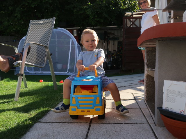 Nils und Mama im Garten meiner Eltern (1. Sep.)
