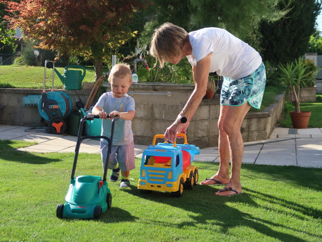Nils und Mama im Garten meiner Eltern (1. Sep.)