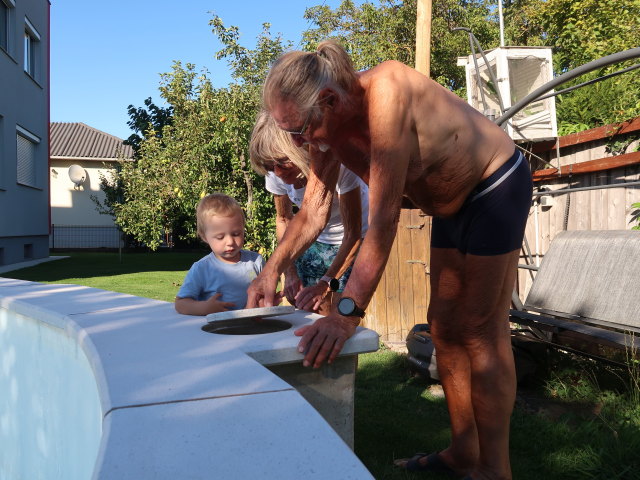 Nils, Mama und Papa im Garten meiner Eltern (1. Sep.)