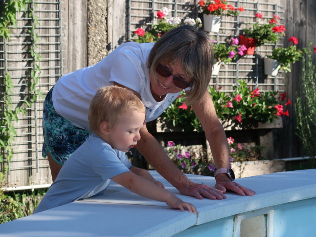Nils und Mama im Garten meiner Eltern (1. Sep.)