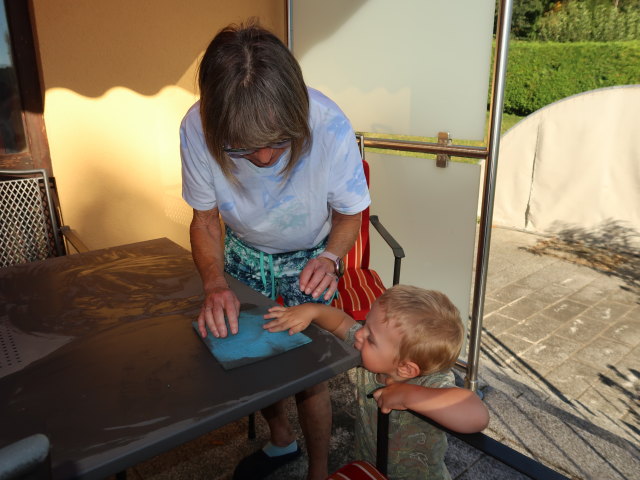 Mama und Nils auf der Terrasse meiner Oma