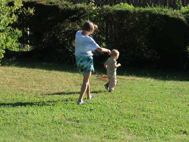 Mama und Nils im Garten meiner Oma