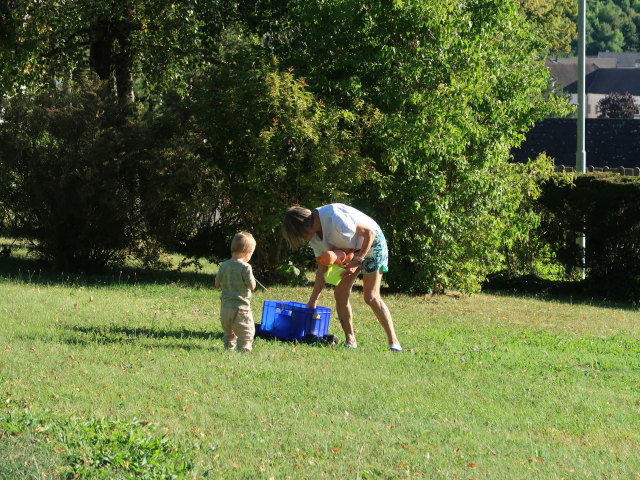 Nils und Mama im Garten meiner Oma
