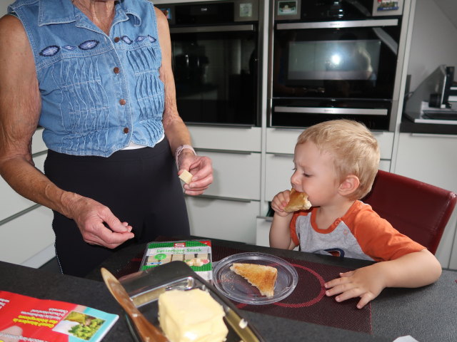 Mama und Nils im Haus meiner Eltern