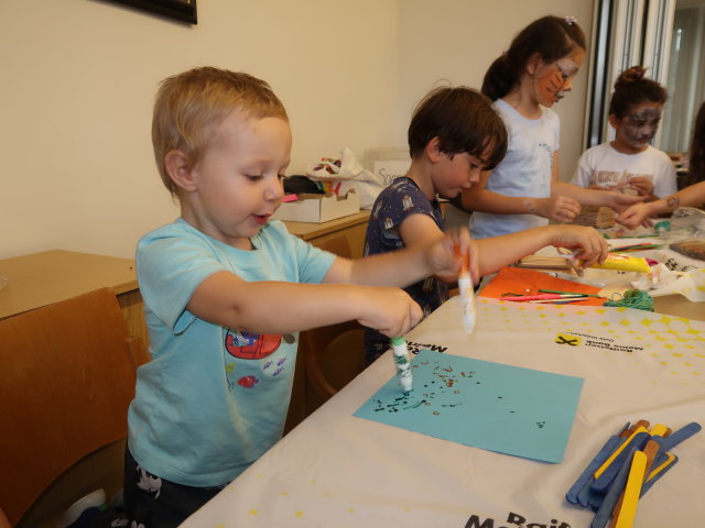 Nils in der Pfarre S&uuml;&szlig;enbrunn