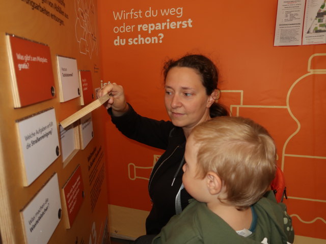 Sabine und Nils am Mistplatz Hernals