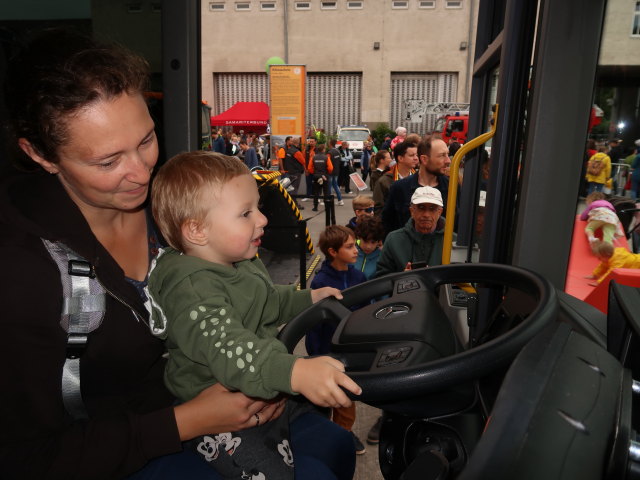 Sabine und Nils am Mistplatz Hernals