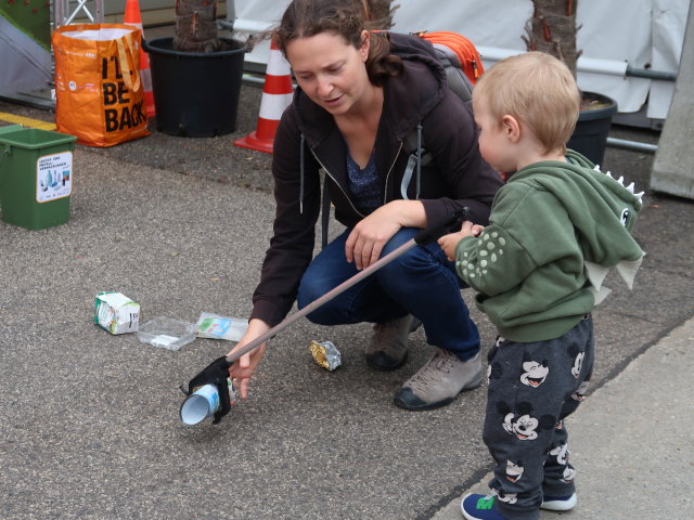 Sabine und Nils am Mistplatz Hernals