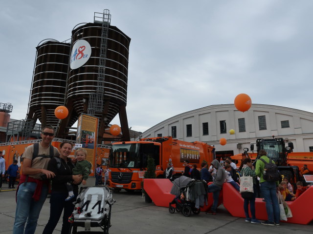 Ich, Sabine und Nils am Mistplatz Hernals