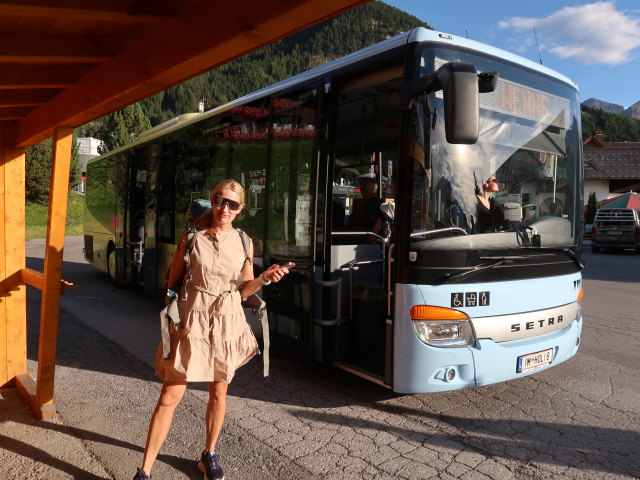 Evelyn in der Haltestelle Jerzens Hochzeiger (21. Sep.)